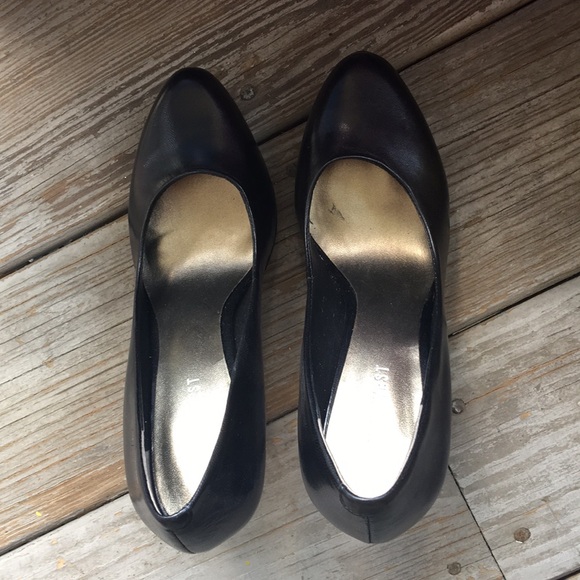 Heeled Pumps - Picture 1 of 2